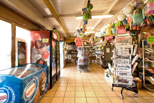 Imagen del kiosko de la zona comercial de La Pava en Gav Mar (en el lado mar de la autova de Castelldefels) (Ao 2012) (web: www.grupolapava.com)